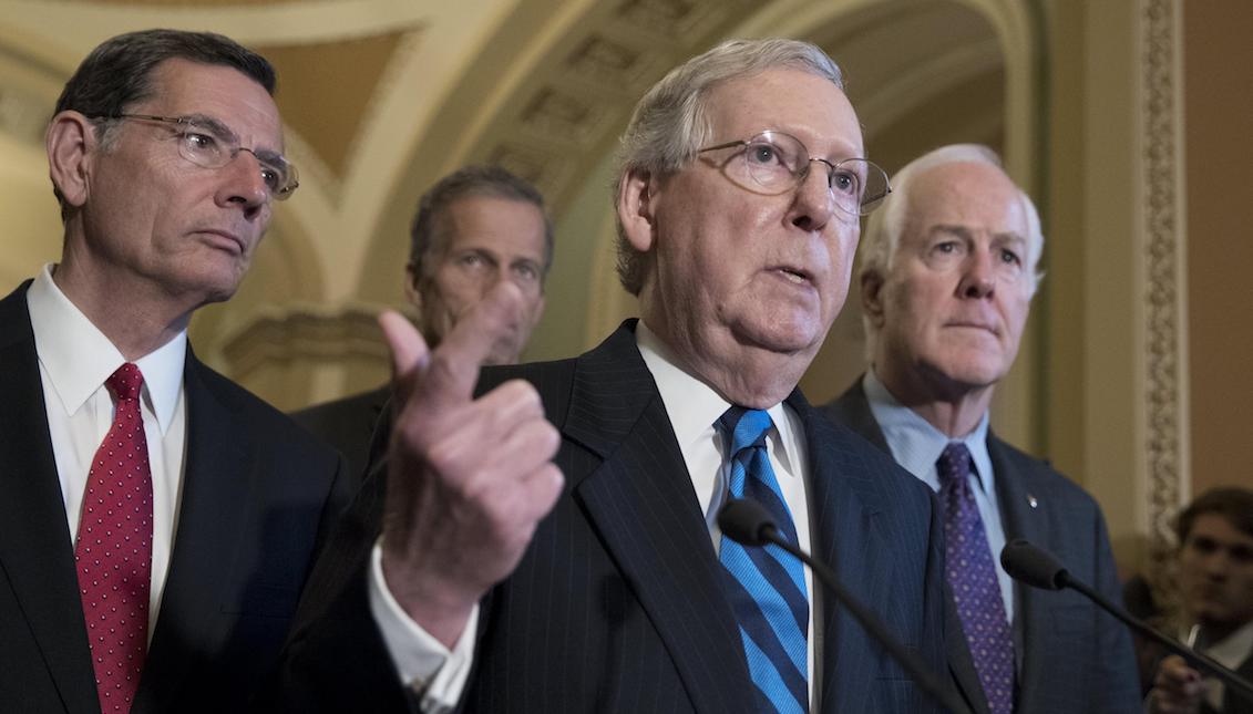 Senate Majority Leader Mitch McConnell (C), along with Wyoming Republican Senator John Barrasso (L) and Texas Republican Senator John Cornyn (R) on Tuesday, July 11 Of 2017, during a press conference in the Capitol in Washington (the United States). EFE/MICHAEL REYNOLDS