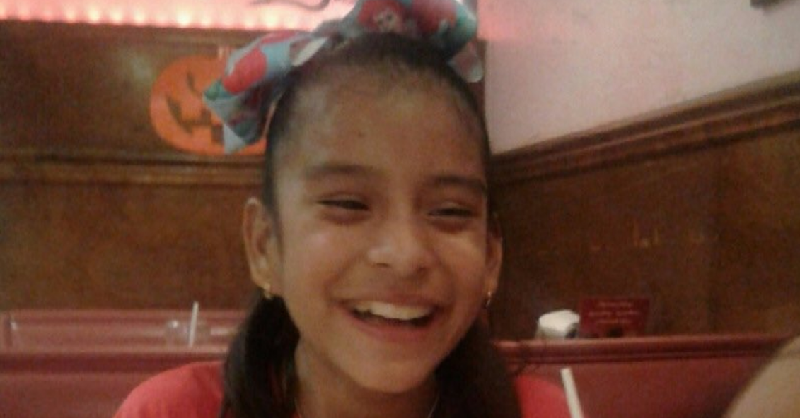 Rosa María Hernández, 10, who has cerebral palsy and underwent emergency gallbladder surgery last Tuesday, has been in an immigration detention center for six days without seeing her parents. (Photo: @ EdgarANavarrete / Twitter)