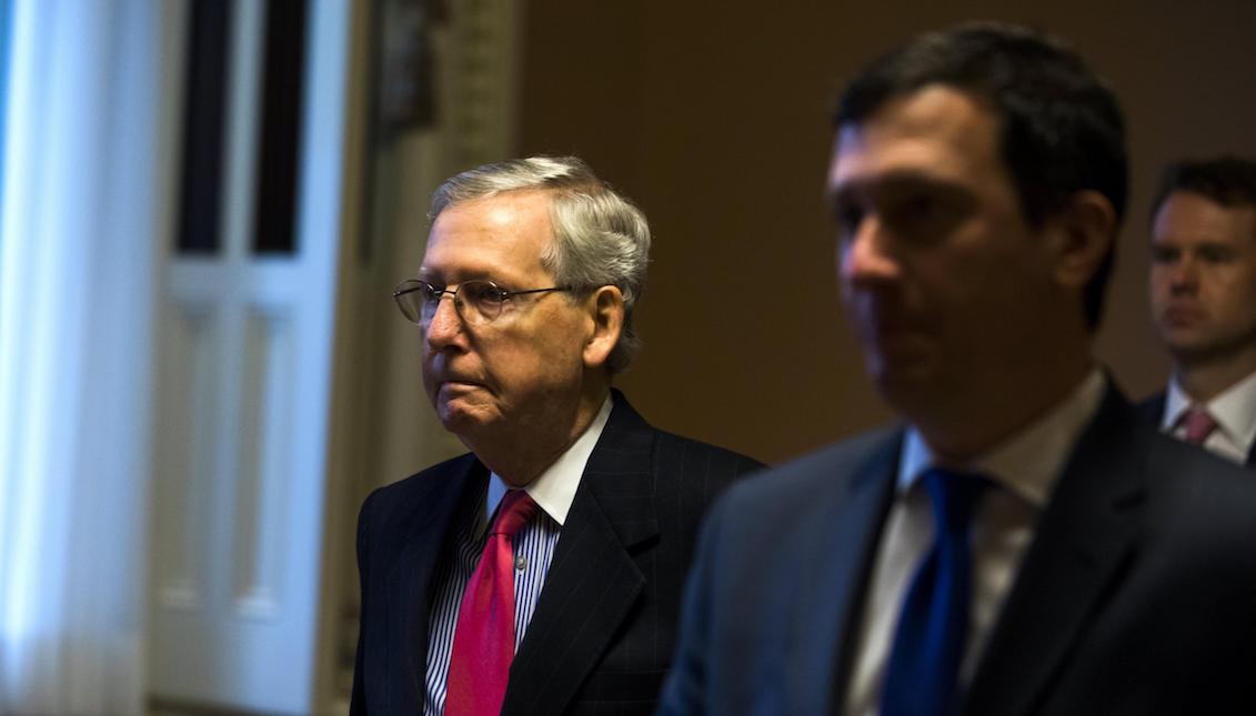 Senate Republican majority leader Mitch McConnell walks to his office before the voting process for Neil Gorsuch's confirmation. EFE / Jim Lo Scalzo