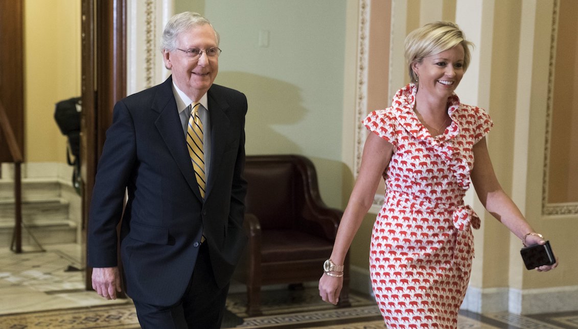 Senate Majority Leader Mitch McConnell on his way out of the Senate to participate in the Obamacare vote in the Washington State Capitol on July 25, 2017. EFE / Shawn Thew