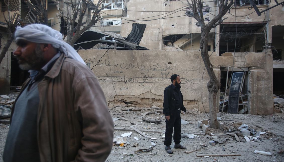 People inspect damaged buildings after an air strike in Douma, Syria, April 7, 2017. There were more than 15 victims in an attack perpetrated by the Syrian army in the opposition areas around Damascus. (Damascus, Syria). EFE / EPA / Mohammed Badra