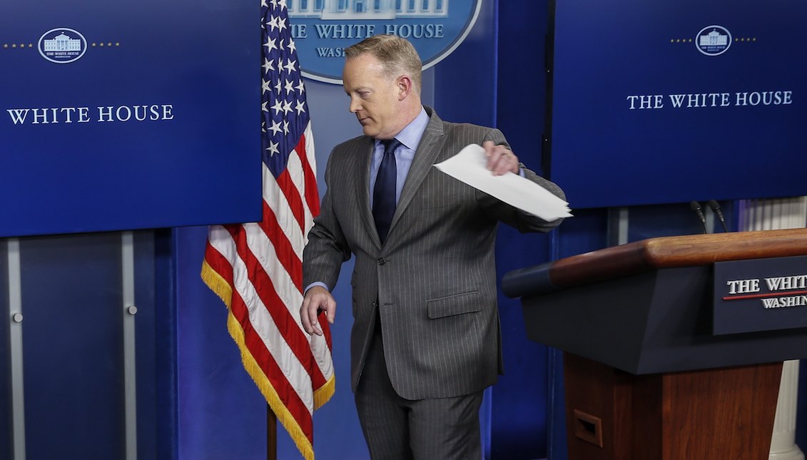 Fotografía de archivo fechada el 21 de enero de 2017 que muestra al portavoz de la Casa Blanca, Sean Spicer, tras ofrecer una rueda de prensa en la Casa Blanca, Washigton (Estados Unidos). EFE/Shawn Thew