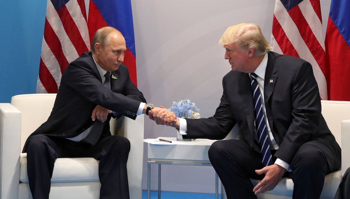 El presidente ruso, Vladímir Putin, conversa con el presidente estadounidense, Donald J. Trump (d), durante una reunión bilateral en el ámbito de la cumbre de líderes de estado y gobierno del G20, en Hamburgo (Alemania) el 7 de julio de 2017. EFE/MICHAEL KLIMENTYEV
