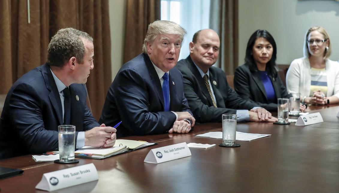 El presidente de EE.UU., Donald Trump (2i), habla acompañado del representante demócrata de Nueva Jersey Josh Gottheimer (i) y del representante republicano de Nueva York Tom Reed (3d) durante un reunión bipartidista del congreso estadounidense convenida para discutir la reforma tributaria el miércoles 13 de septiembre de 2017, en la Casa Blanca, en Washington (EE.UU.). EFE/SHAWN THEW
