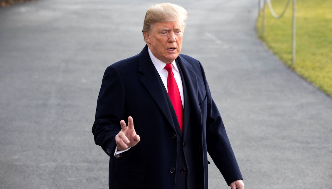 US President Donald Trump makes statements to reporters about his former National Security Advisor, Michael Flynn, before heading to Utah from the White House in Washington, United States on December 4, 2017. EFE / Jim Lo Scalzo