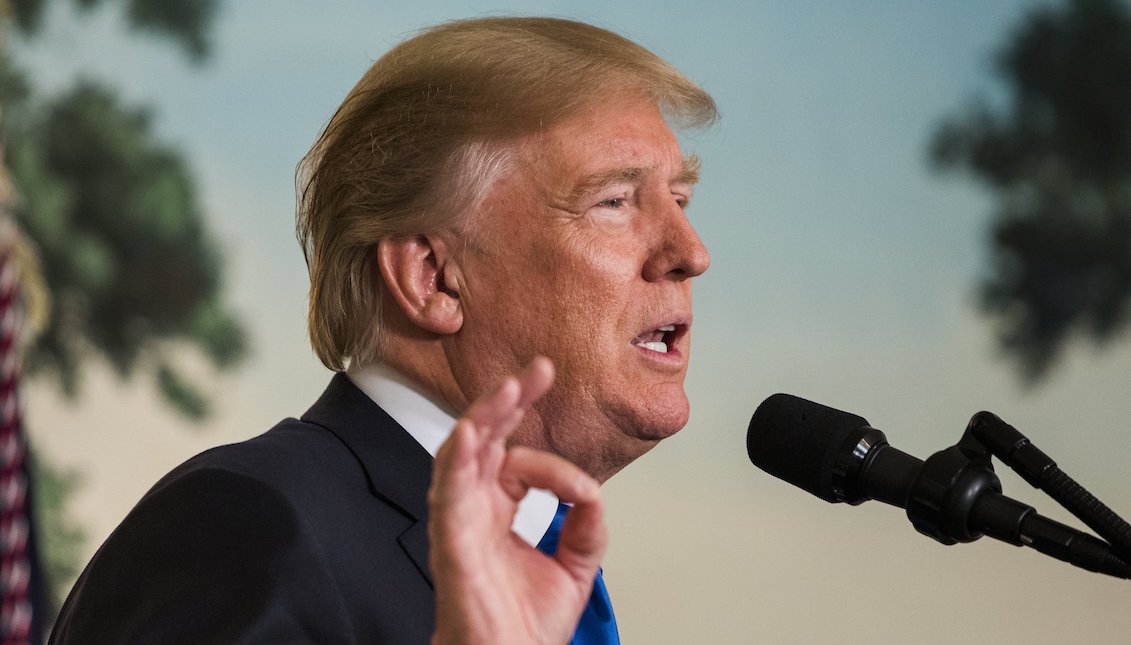 US President Donald Trump is holding a press conference at the White House in Washington, DC on October 13, 2017. US President Donald Trump called on Congress and its international allies to work with him to correct the "serious shortcomings" of the nuclear agreement reached with Iran and five other countries and warned that if it fails to change it, the United States will abandon the pact. EFE / JIM LO SCALZO