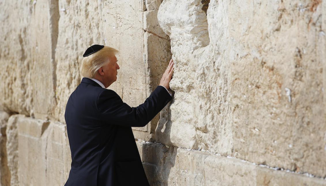 US President Donald Trump prays outside the Wailing Wall during his visit to Jerusalem, Israel. EFE / Ronen Zvulun