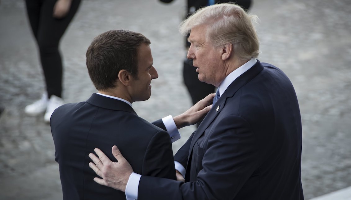 El presidente estadounidense, Donald J. Trump (dcha), conversa con su homólogo galo, Emmanuel Macron, mientras asisten al desfile militar por el Día de la Bastilla en los Campos Elíseos en París (Francia) el 14 de julio de 2017. EFE/Ian Langsdon