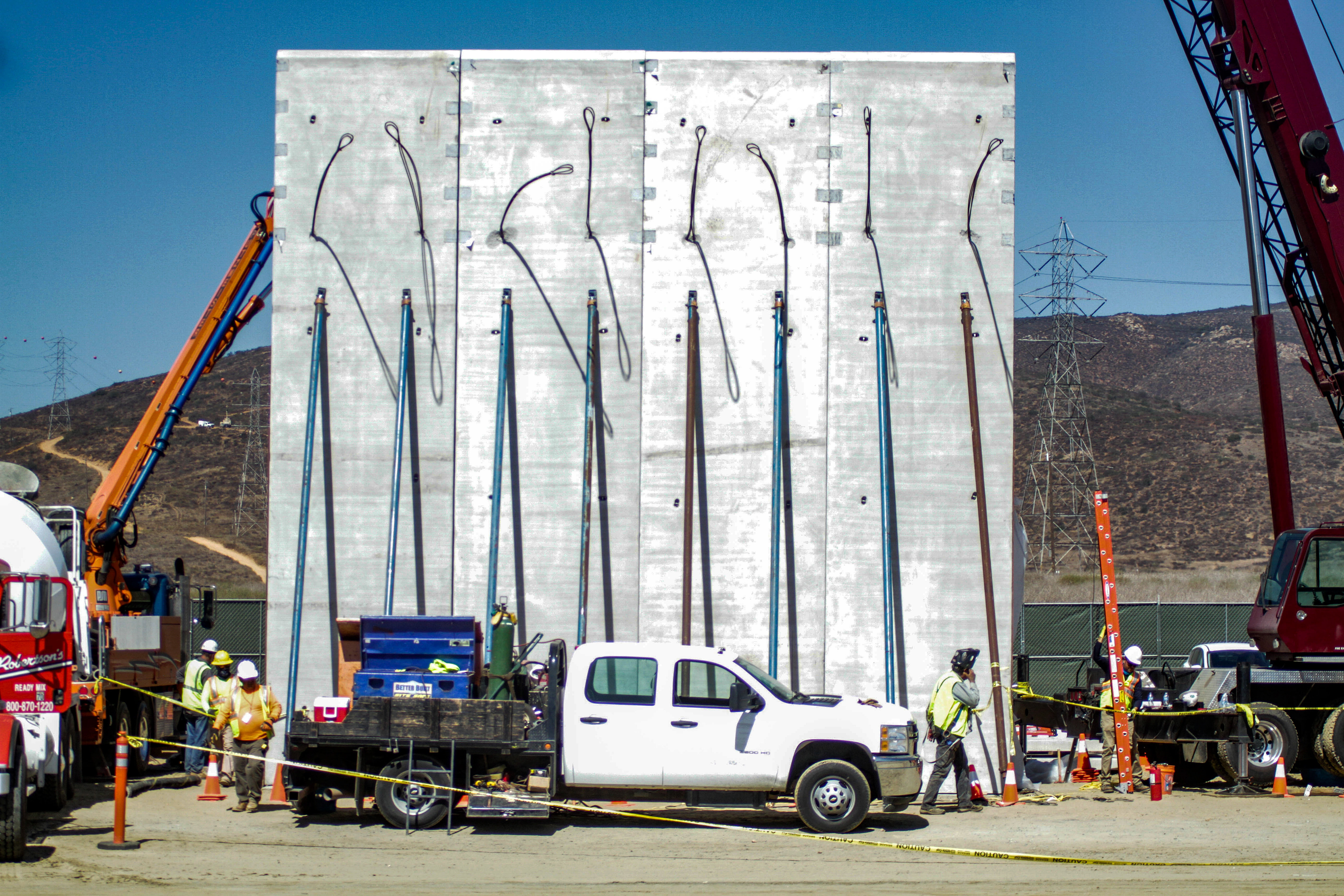 Vista general de uno de los 8 prototipos de muro que se construyen en el área de la Mesa de Otay, en la fronteriza ciudad de Tijuana, en el estado de Baja California (México), el viernes 6 de octubre de 2017. La patrulla fronteriza restringió el paso al menos por cuatro kilómetros por las construcciones en lado estadounidense, pero se pueden observar los trabajos a escasos metros de la valla fronteriza en el territorio mexicano. EFE/Joebeth Terriquez