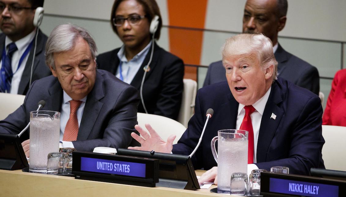 El presidente estadounidense, Donald J. Trump (d), y el secretario general de la ONU, António Guterres (i), asisten a una reunión sobre la necesidad de reformas en el funcionamiento de la ONU, en la víspera de la celebración de su Asamblea General, en la sede de la ONU de Nueva York, EE.UU., el 18 de septiembre del 2017. EFE/Justin Lane