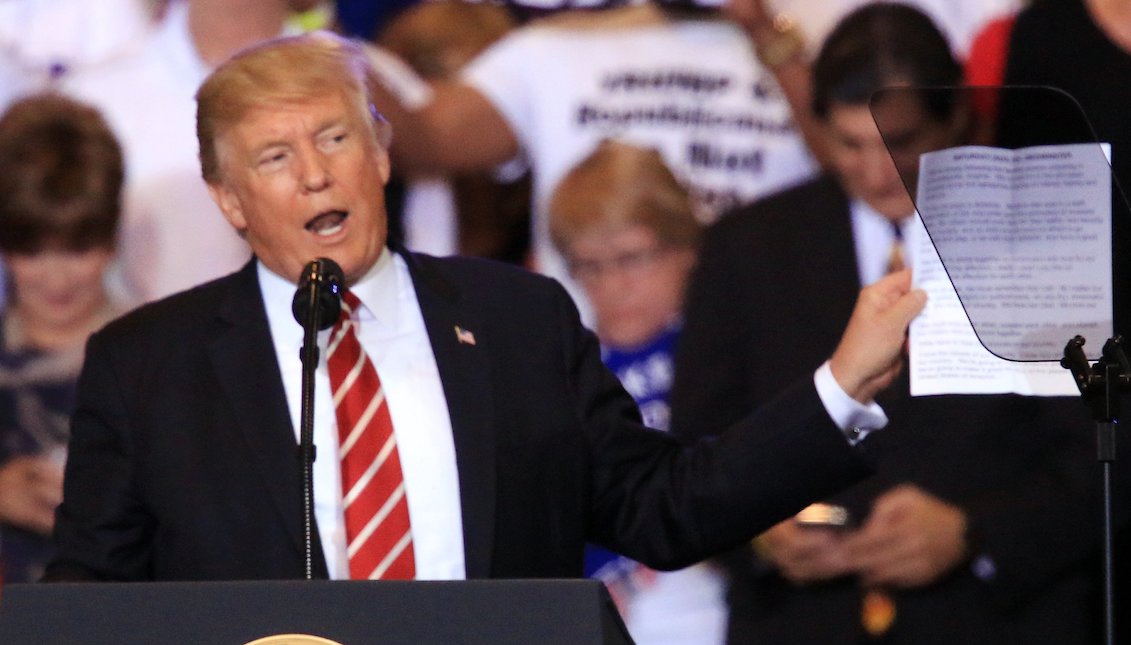 US President Donald J. Trump shows speeches last week as he addresses his followers on Tuesday, Aug. 22, 2017 at the Phoenix Convention Center during an event in Phoenix, Arizona). EFE / ROY DABNER