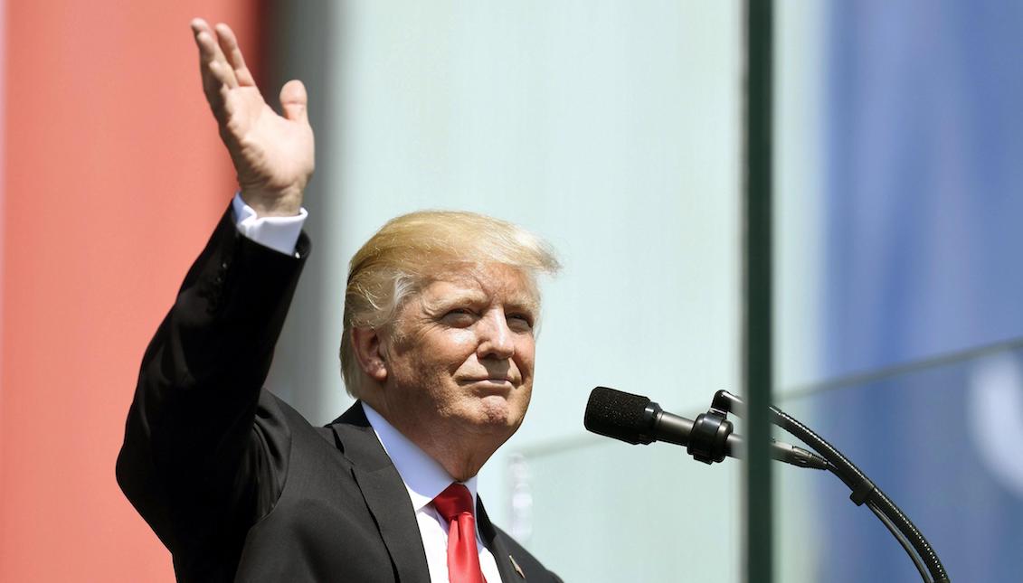 El presidente estadounidense, Donald J. Trump, pronuncia su discurso en la plaza Krasinski de Varsovia, Polonia, hoy, 6 de julio de 2017. Trump visita el país en su segundo viaje a Europa y antes de participar en la cumbre del G20 que organiza Alemania en la ciudad de Hamburgo. EFE/SZILARD KOSZTICSAK