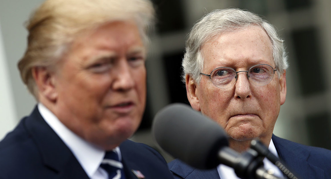 President Donald Trump (R) and Senate Majority Leader Mitch McConnell, during a presidential statement to the media. McConnell will try to give a legislative "victory" to the president, with the approval of the Tax Reform. Alex Brandon / AP Photo