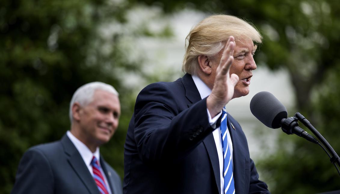 El presidente estadounidense Donald Trump (d) junto al vicepresidente Mike Pence (i) se dirige a la Asociación de Banqueros Independientes en el jardín Kennedy de la Casa Blanca, Washington, Estados Unidos ayer 1 de mayo de 2017. EFE/Jim Lo Scalzo
