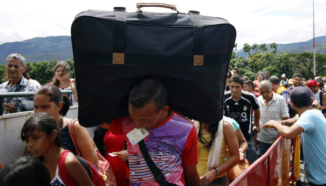 Venezuelan citizens cross the border into Colombia on Wednesday, July 26, 2017, in Cúcuta (Colombia). About 560,000 Venezuelan citizens have requested a Border Mobility Card (TMF) that will facilitate their entry to areas bordering Colombia after receiving approval for their "pre-registration," immigration authorities said today. EFE / Schneyder Mendoza