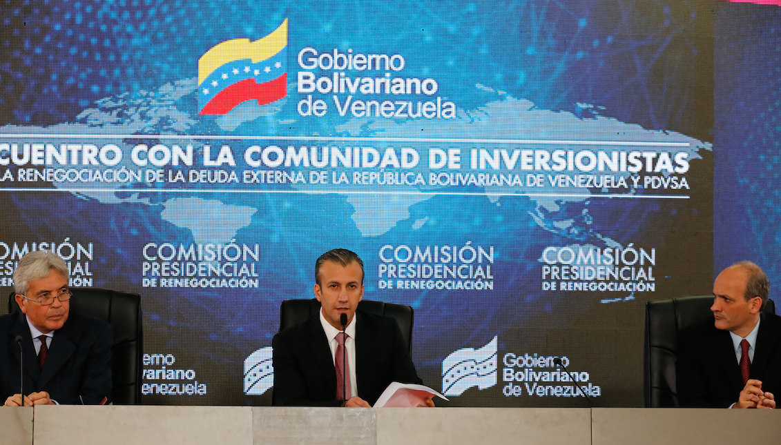 Fotografía cedida por prensa de Miraflores del vicepresidente venezolano, Tarek El Aissami (c), hablando durante un encuentro con acreedores nacionales de Europa, Estados Unidos y otras partes del mundo el lunes 13 de noviembre del 2017, en Caracas (Venezuela). EFE/Cortesía Prensa Miraflores