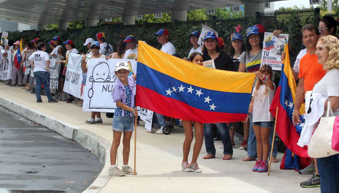 Venezuelan citizens gather today, Sunday June 18, 2017, around the hotel to host the meeting of the Organization of American States (OAS), which will start this Monday in the city of Cancun, in the state of Quintana Roo (Mexico). EFE/ Alonso Cupul