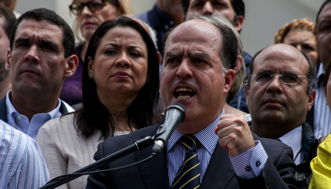 The president of the National Assembly of Venezuela (AN), the opposition candidate Julio Borges (c), speaks during a press conference, from the Legislative Palace today, Thursday, March 30, 2017, in Caracas, Venezuela. EFE / CRISTIAN HERNÁNDEZ