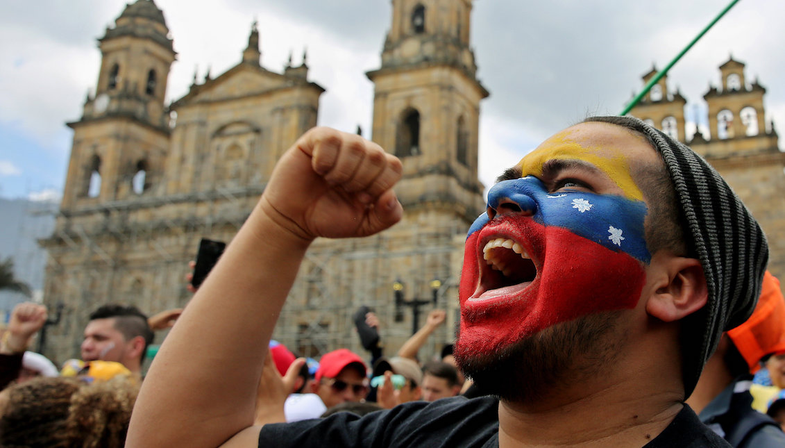 A Venezuelan resident in Colombia shouts during the popular consultation on July 16, 2017, in Bogotá (Colombia). Thousands of Venezuelans voted Sunday in the popular consultation promoted by the opposition of Venezuela to consult the citizens if they are for or against the Constituent Assembly proposed by the Government of Nicolás Maduro. EFE/LEONARDO MUÑOZ