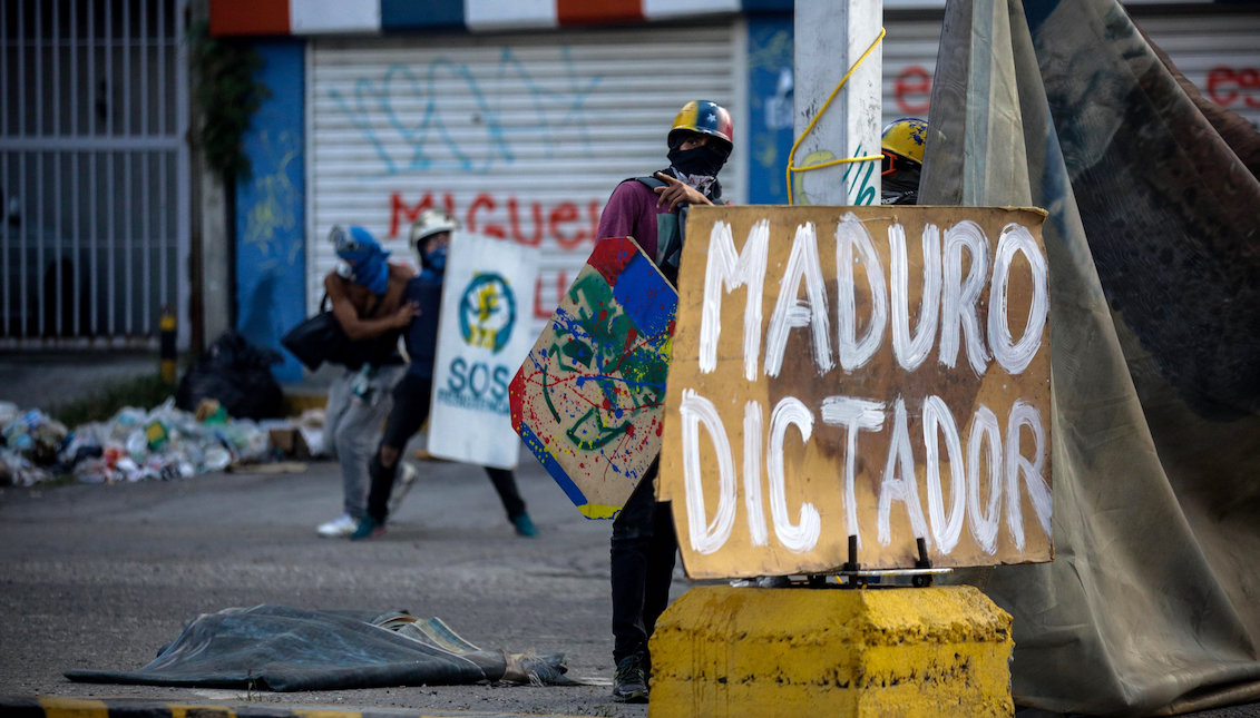 Opposition protesters face agents of the Bolivarian National Guard while blocking a street in rejection of the National Constituent Assembly elections on Sunday, July 30, 2017, in Caracas, Venezuela. EFE/CRISTIAN HERNÁNDEZ