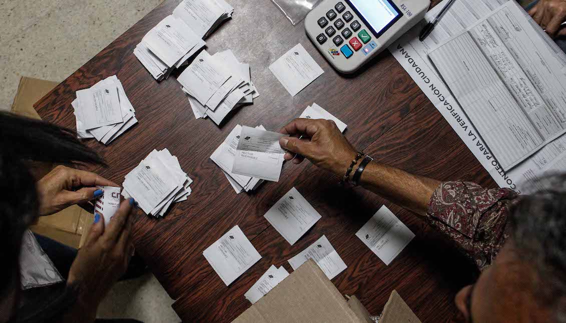 Table members and witnesses participate in the closure of tables and audit of records, in an electoral center after the regional elections on Sunday, October 15, 2017, in Caracas, Venezuela. EFE / Cristian Hernández