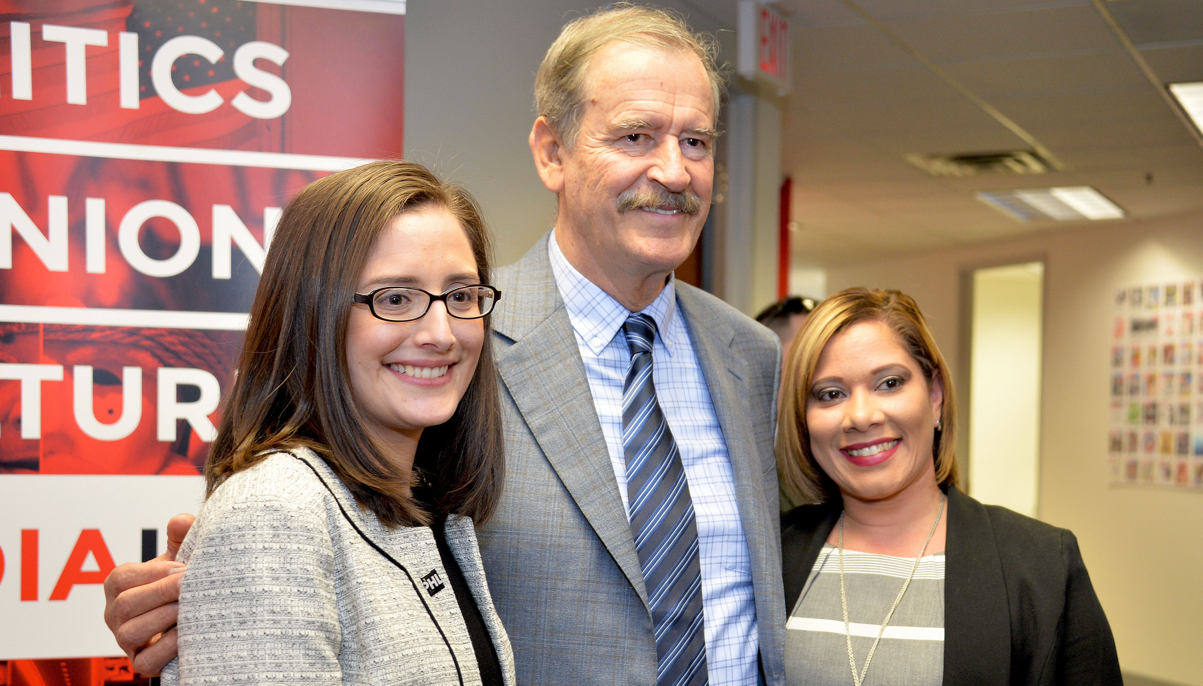 El antiguo presidente de México, Vicente Fox, junto con la Directora de la Oficina de Asuntos Migratorios de Filadelfia, Miriam Enríquez y la Doctora adjunta de Servicios Comunitarios, Joana Otero-Cruz, durante una sesión de fotos en AL DÍA News. Foto: Peter Fitzpatrick/AL DÍA News.