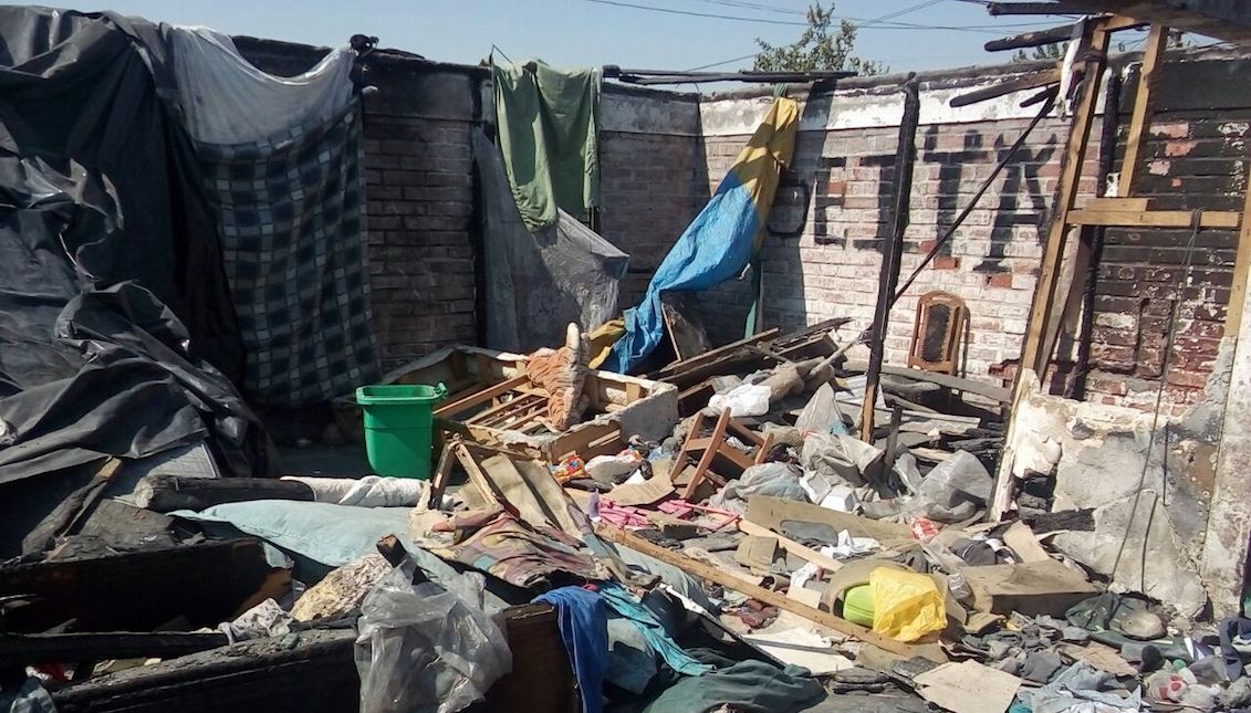 Casa abandonada y en ruinas, dentro de una Comuna de Santiago, Chile. Foto cortesía de Movimiento de Pobladores/as Vivienda Digna.