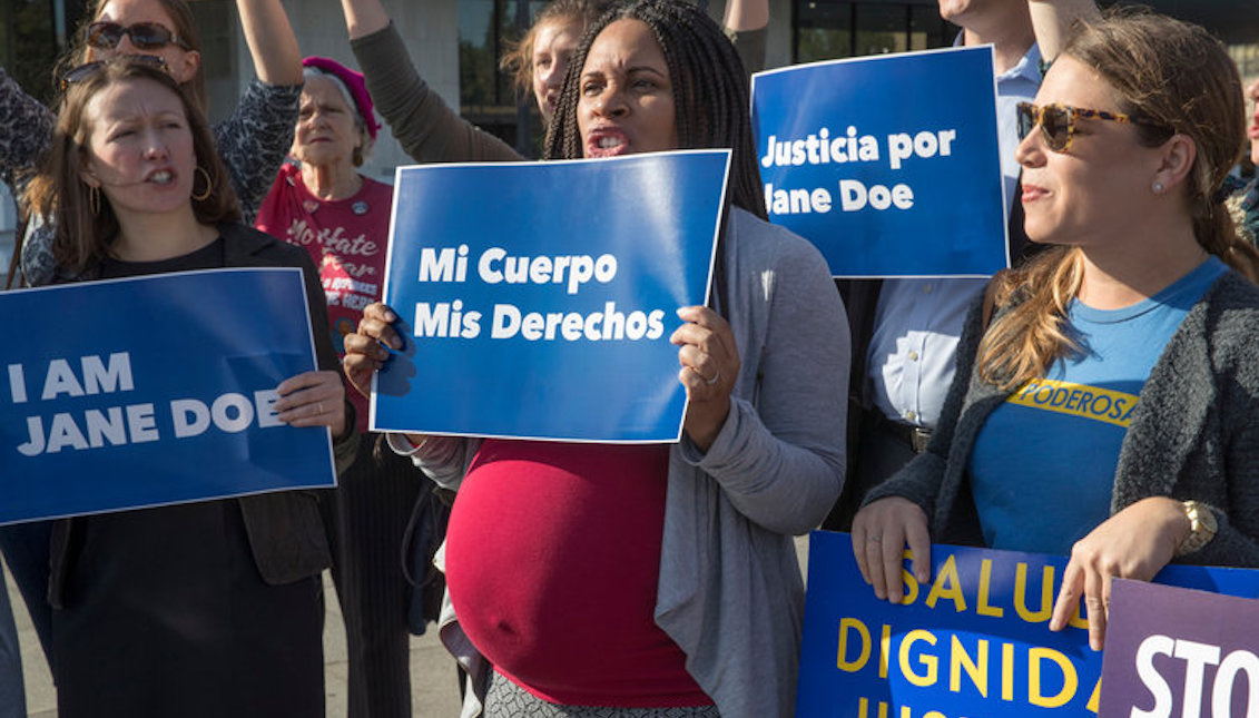 Activistas demuestran en apoyo a una mujer embarazada de 17 años detenida en una instalación de Texas para que los niños inmigrantes no acompañados obtengan un aborto el 20 de octubre de 2017. AP Photo / J. Scott Applewhite