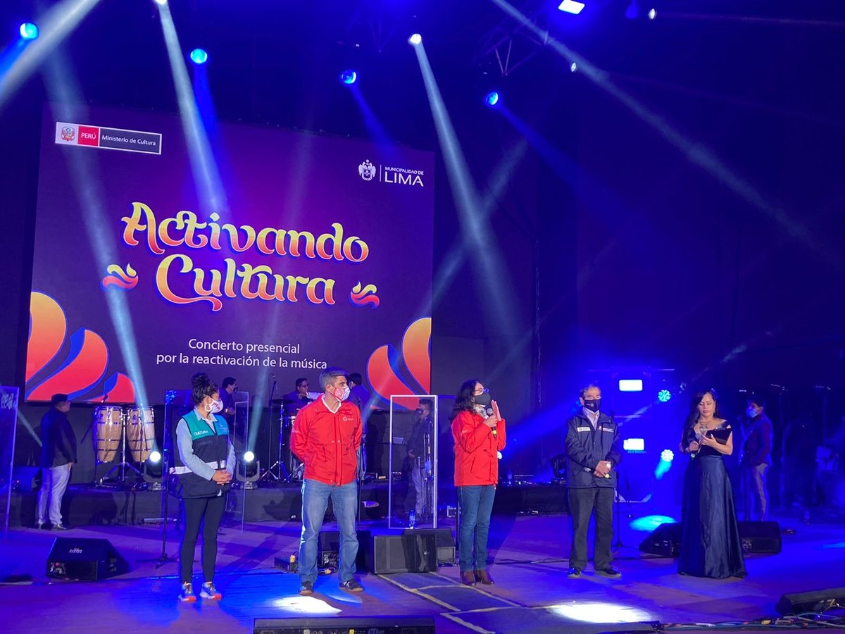 Representatives of the government and the Municipality of Lima greeted the audience during the "Activando la Cultura" concert. Photo from the twitter of the Ministry of Culture.