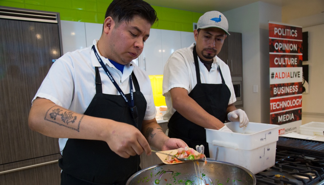 Chef Adán Trinidad compartiendo su receta Mahi Mahi Ceviche. Foto: Samantha Laub / AL DÍA News