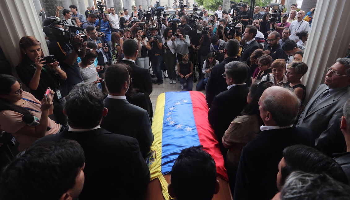 View of a Venezuelan flag on the coffin with the body of Councilman Fernando Albán Salazar on Tuesday, October 9, 2018, at the Legislative Palace, in Caracas (Venezuela). Albán, of the opposition Primero Justicia (PJ) party, was arrested Friday at the Maiquetía International Airport when he returned to Venezuela from the United States. EFE / Miguel Gutiérrez