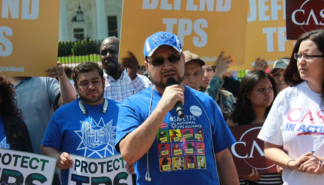 Mardoel Hernández, a Hondurian TPS recipient during a rally in front of the White House last Monday, May 7th. EFE