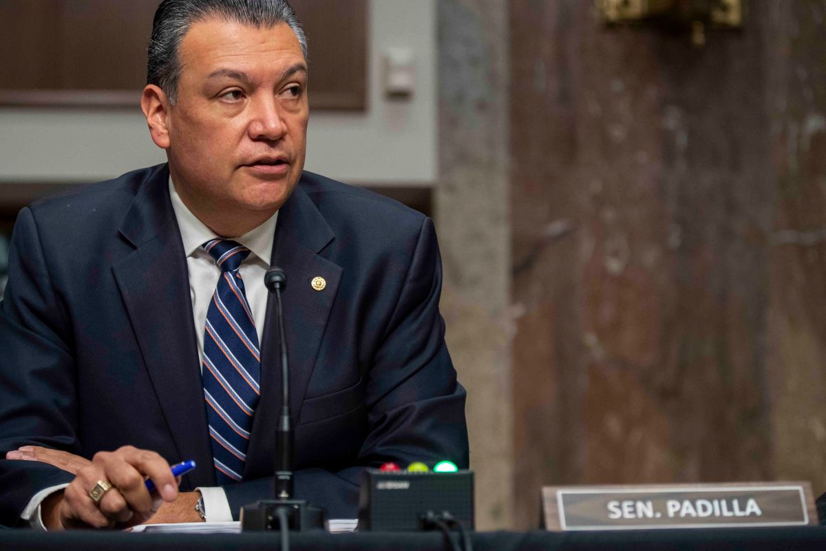 Senator Alex Padilla led a hearing demanding regularization for undocumented immigrants. Photo Shawn Thew, Getty Images. 