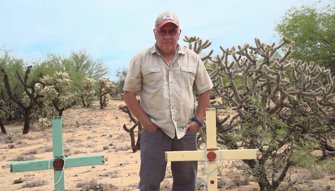 This Colombian artist put a cross for each migrant died in the desert.