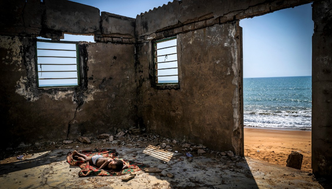  Spain's Antonio Aragón Renuncio, with his photograph "The rising tide sons", wins the environmental photographer of the year award. Photo: Antonio Aragón Renuncio 