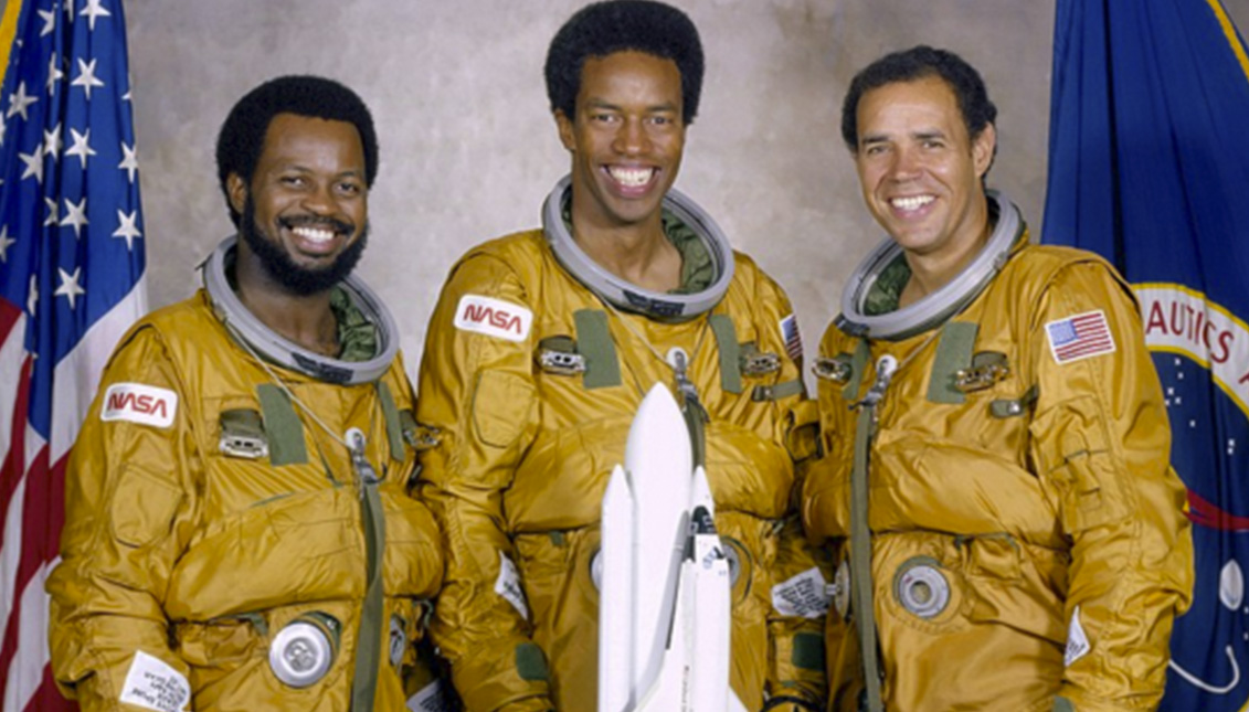 Tres afroamericanos pioneros en la carrera espacial: Ronald McNair, Guion Bluford y Fred Gregory. Vía Wikipedia.