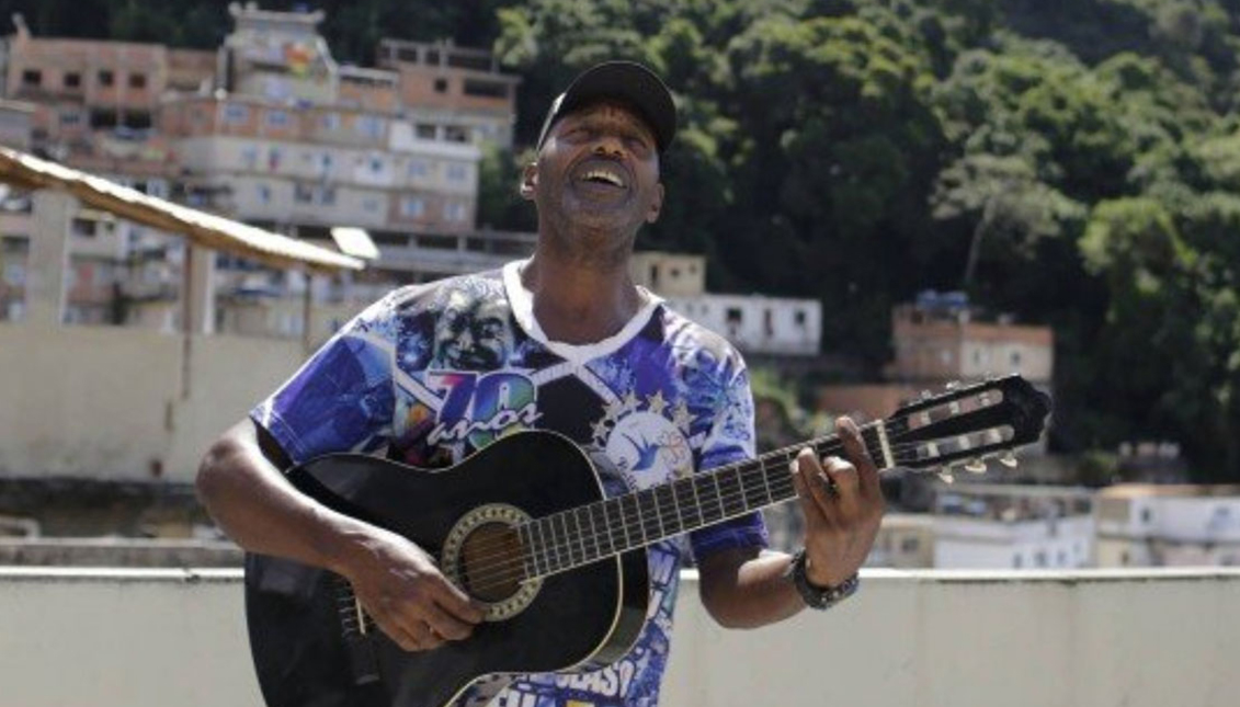 Carlos Augusto Jacob toca la guitarra en su terraza en Morro dos Tabares. Foto Gabriel de Paiva/ O Globo