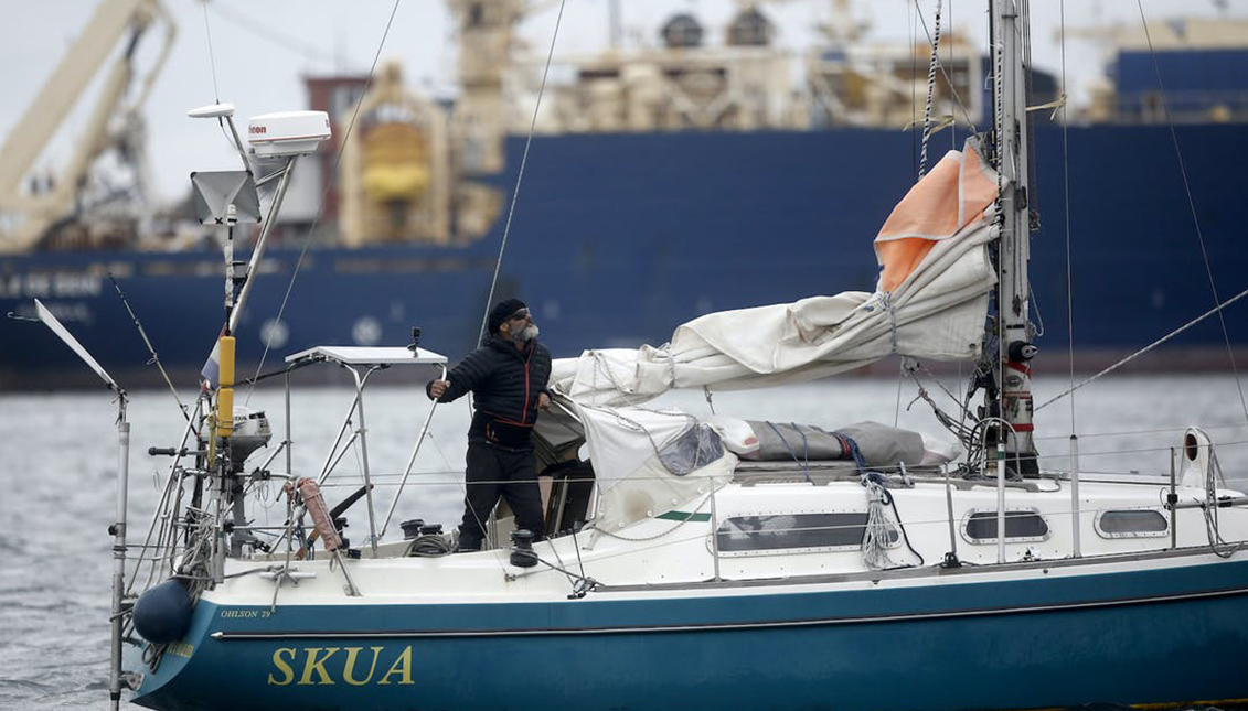 Manuel Ballestero zarpó de Porto Santo, en Portugal, el 24 de marzo y acaba de llegar a Argentina. Photo: Associated Press
