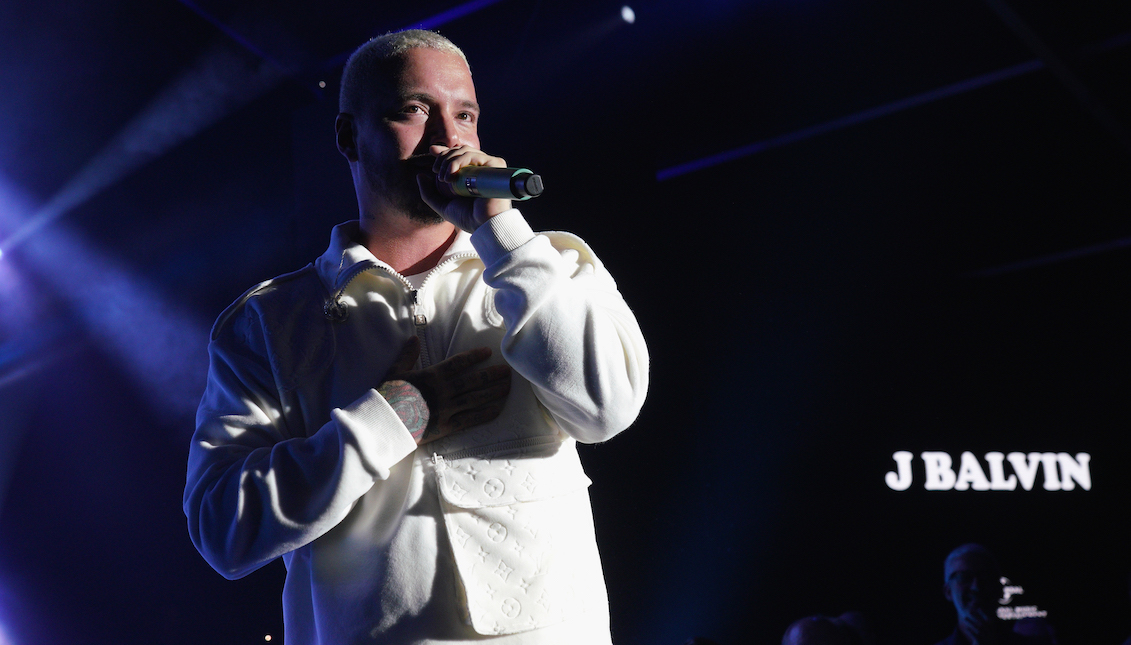 LOS ÁNGELES, CA - 9 DE FEBRERO: J Balvin se presenta en el escenario durante el Sir Lucian Grainge's 2019 Artist Showcase, presentado por Citi en The Row el 9 de febrero de 2019 en Los Ángeles, California. (Foto por JC Olivera/Getty Images para Universal Music Group)