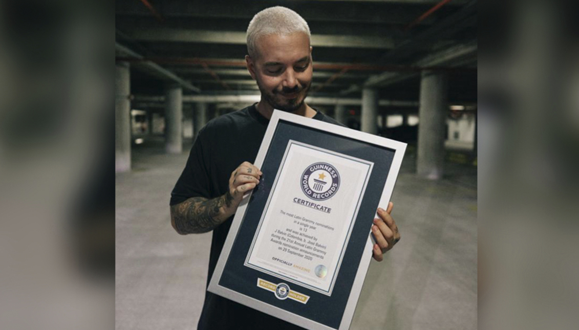 J. Balvin recibiendo su récord Guinness como artista más nominado a los Grammy Latinos en un año. Photo: Guinness World Record)