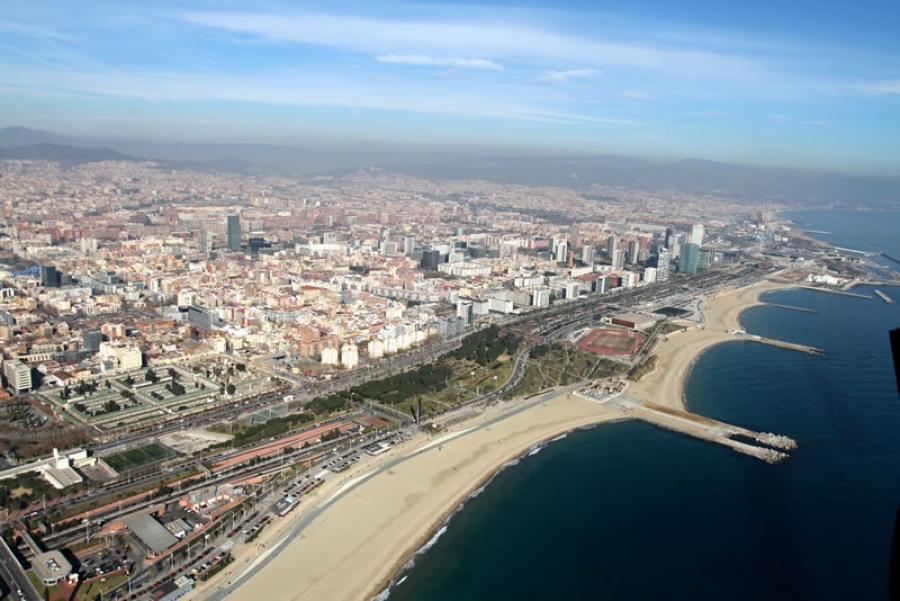 Officials hope to complete the "facade of the city" with a new beachfront park. Photo: Barcelona Regional
