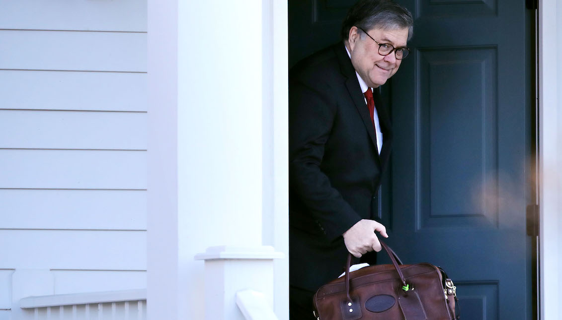 WASHINGTON, DC - 25 DE MARZO: El Fiscal General de los Estados Unidos, William Barr, se va a su casa el 25 de marzo de 2019 en McLean, Virginia. Sin llegar a exonerar al presidente Donald Trump de la obstrucción de la justicia, Barr publicó un informe resumido de la investigación del abogado especial Robert Mueller, y dijo que no había colusión entre la campaña presidencial de Trump en 2016 y la inteligencia rusa. (Foto por Chip Somodevilla / Getty Images)