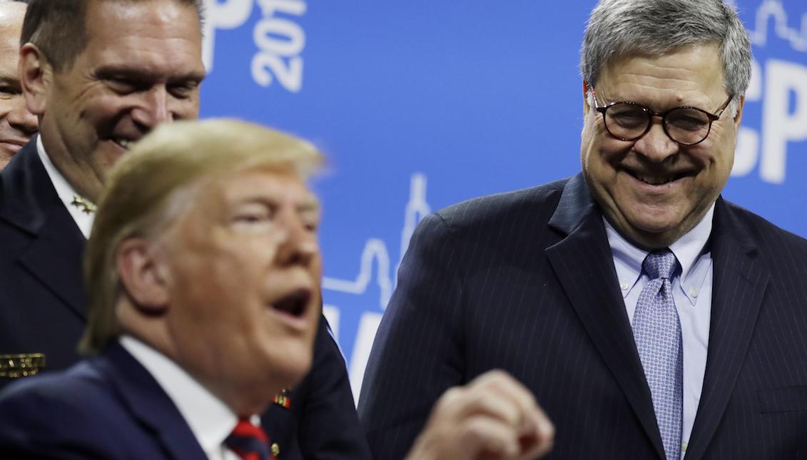 El Fiscal General William Barr con el Presidente Trump en la conferencia de la Asociación Internacional de Jefes de Policía el 28 de octubre. EVAN VUCCI/AP