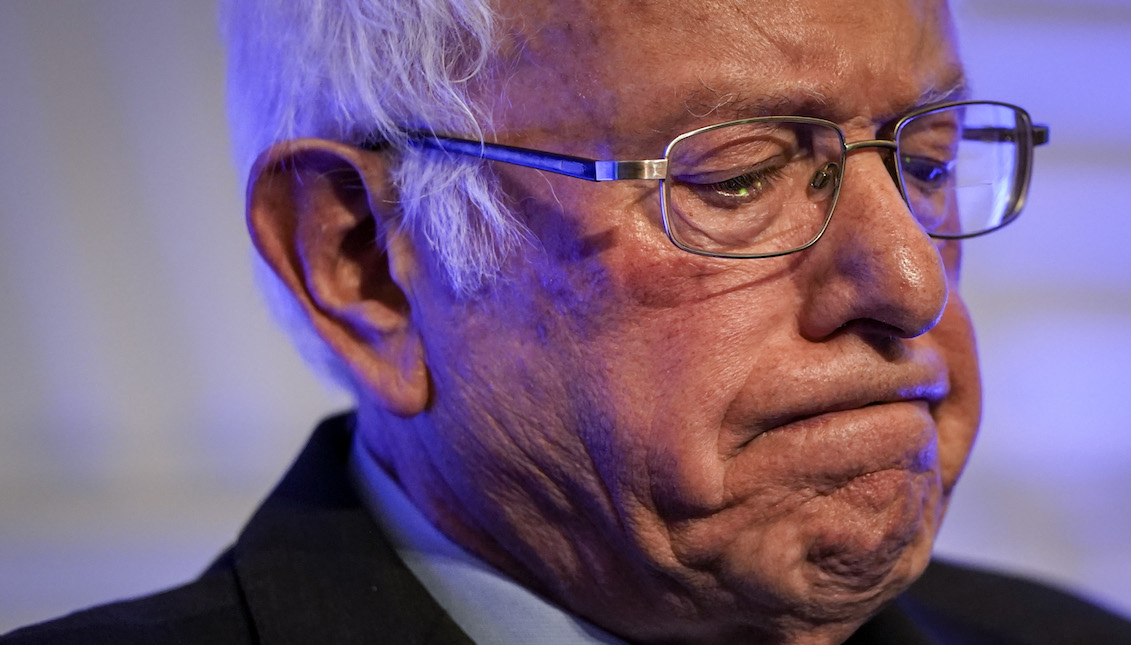 CHARLESTON, SC - 24 DE FEBRERO: El candidato presidencial demócrata, el Senador Bernie Sanders (I-VT), hace una pausa mientras habla en la cena del Partido Demócrata de Carolina del Sur "Primero en el Sur" el 24 de febrero de 2020 en Charleston, Carolina del Sur. (Foto de Drew Angerer/Getty Images)