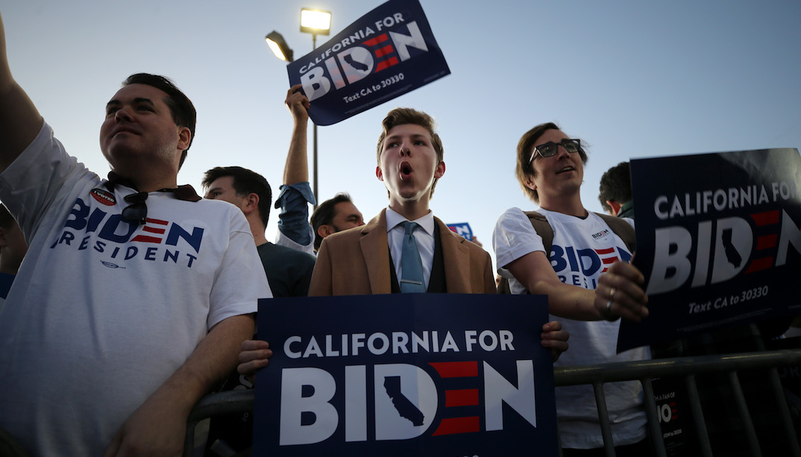 LOS ANGELES, CALIFORNIA - MARZO 03: Los partidarios de Joe Biden sostienen carteles antes del evento del Súper Martes de la noche del 03 de marzo de 2020 en Los Ángeles, California. (Foto de Mario Tama/Getty Images)