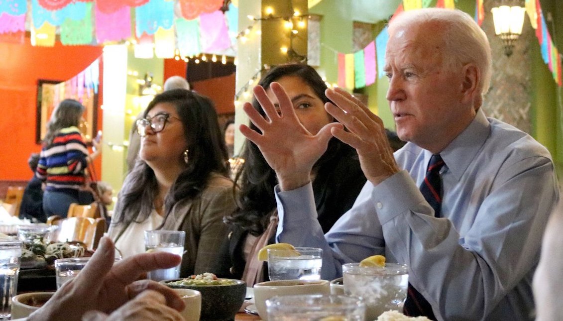 Los Ángeles (EEUU), 20/12/2019.- El aspirante a la candidatura demócrata para las elecciones presidenciales Joe Biden, Joe Biden, habla durante un almuerzo con empresarios latinos en un restaurante mexicano en Los Ángeles, California (EEUU). EFE/Ana Milena Varón.