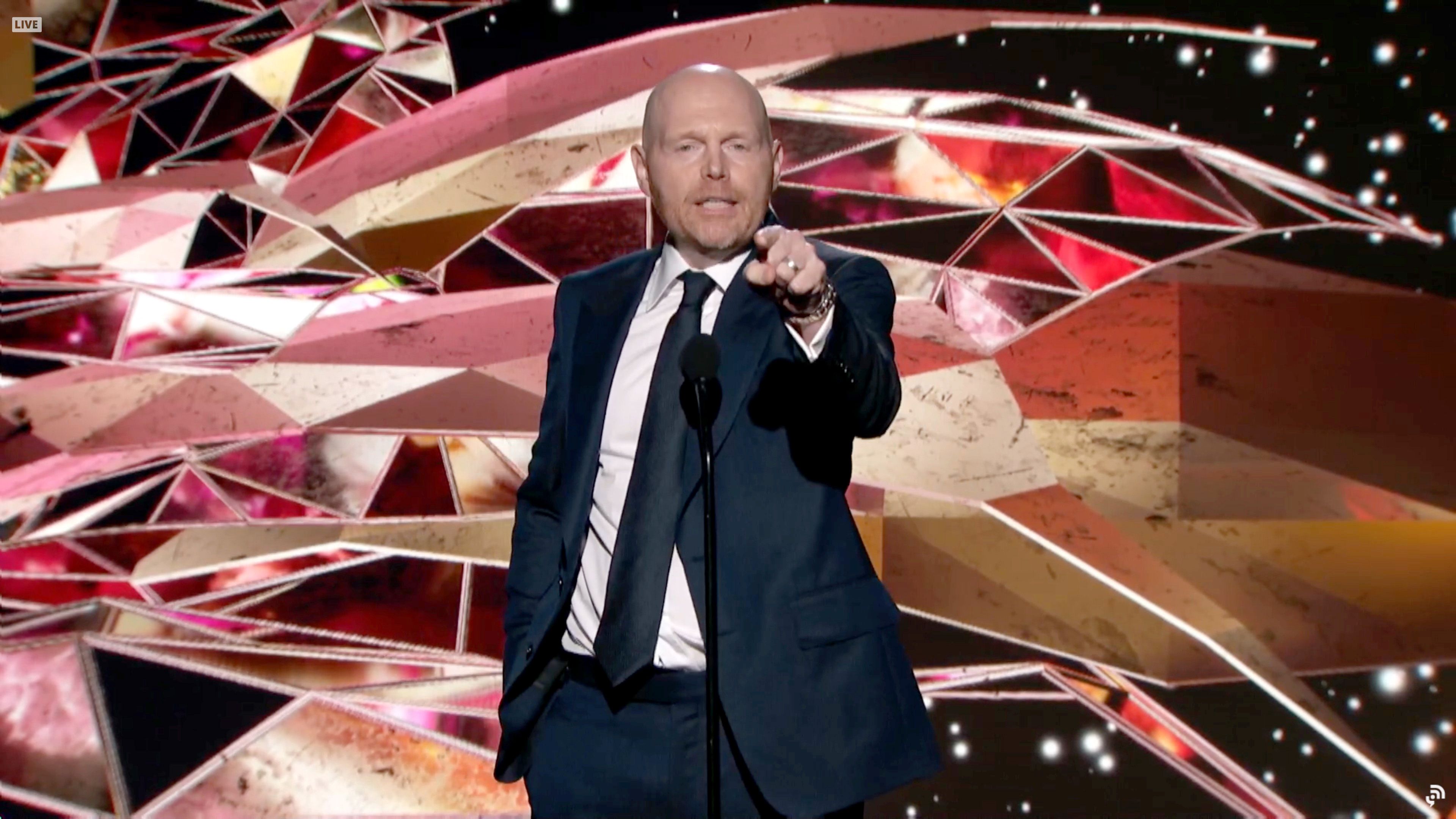 Bill Burr fue el host del pre-show de los Grammys 2021 y causó polémica por sus bromas.