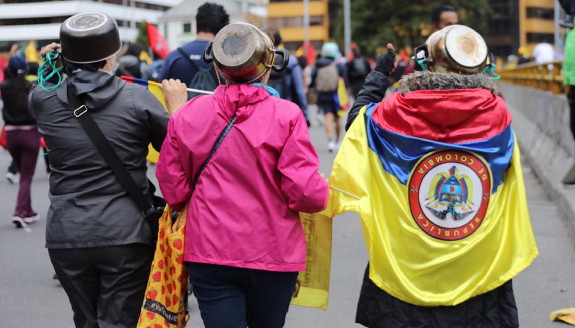 Ellas salieron a protestar este martes por las calles de Bogotá retando las medidas del Gobierno, que prohibió el uso de cascos. En su lugar usaron ollas. Alexa Rochi