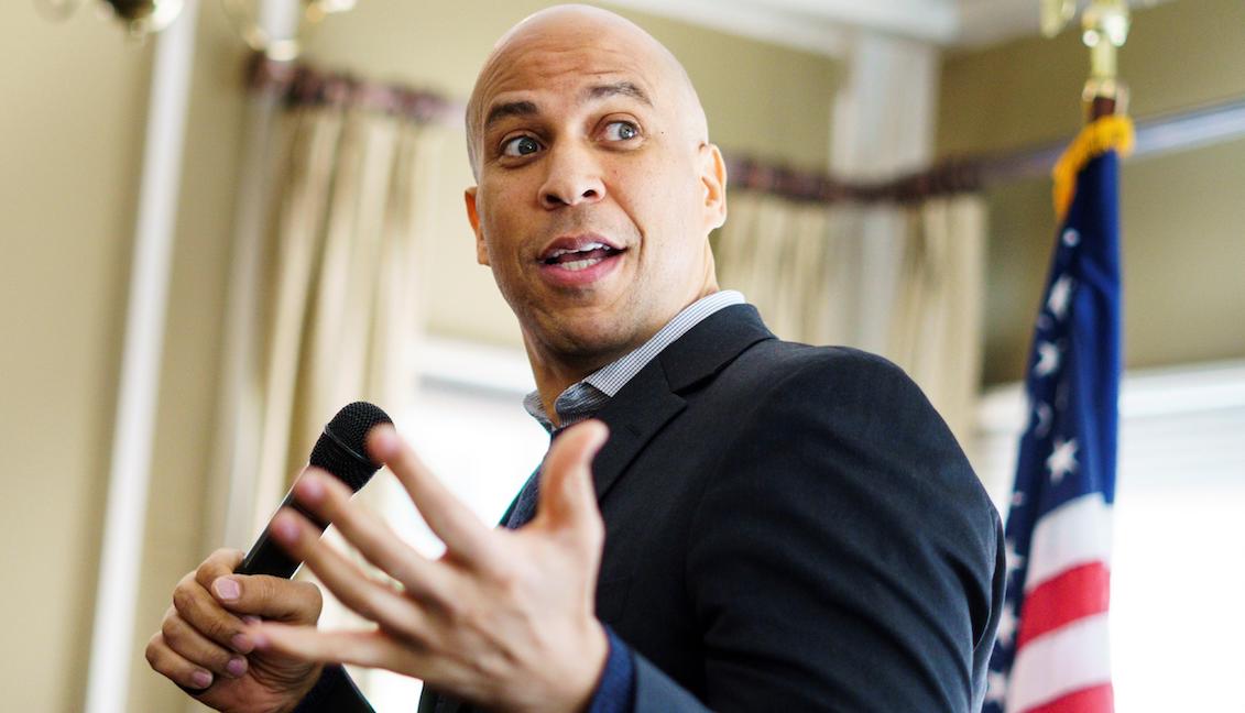 Fotografía de archivo del 4 de noviembre de 2018 que muestra al senador demócrata de Nueva Jersey, Cory Booker, durante un almuerzo para apoyar al senador Bob Menendez en Union, Nueva Jersey, Estados Unidos. Booker anunció este viernes que se presentará a las elecciones presidenciales de Estados Unidos de 2020. EFE/JUSTIN LANE