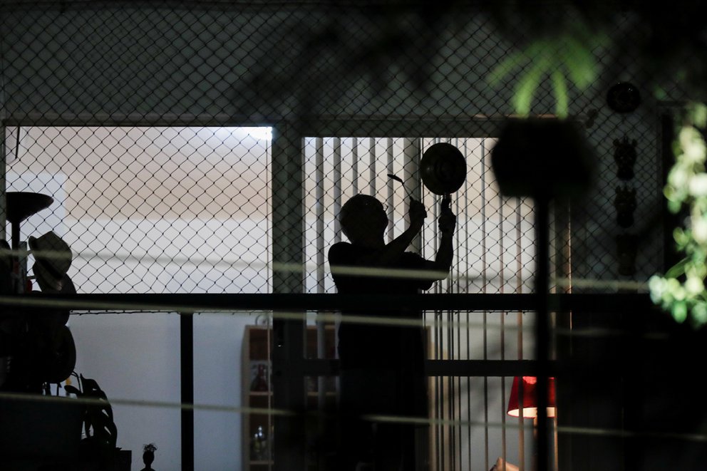 A person protests from his balcony during President Bolsonaro's speech in Brasilia, Brazil. REUTERS/Ueslei Marcelino.